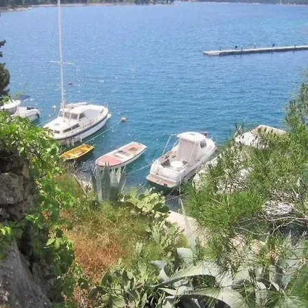 Mit Moderner Einrichtung Sowie Einer Terrasse Mit Toller Aussicht Oberhalb Eines Yachthafens Prázdninový dům Milna (Brac)