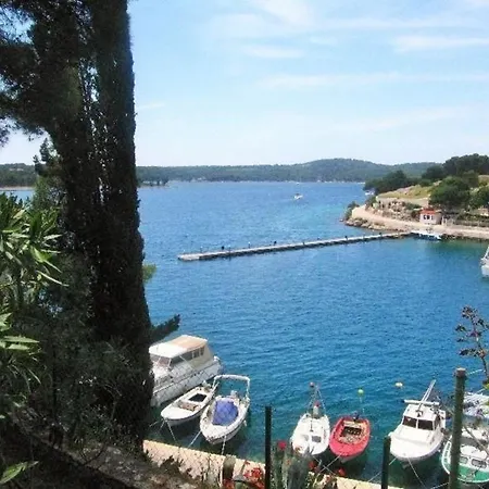 Mit Moderner Einrichtung Sowie Einer Terrasse Mit Toller Aussicht Oberhalb Eines Yachthafens