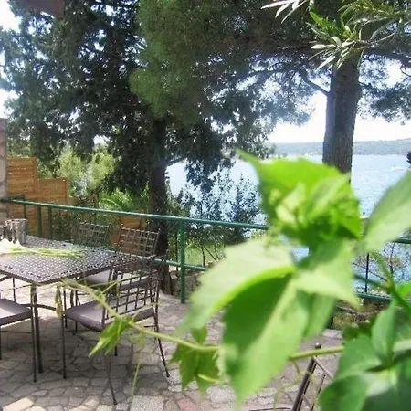 Mit Moderner Einrichtung Sowie Einer Terrasse Mit Toller Aussicht Oberhalb Eines Yachthafens