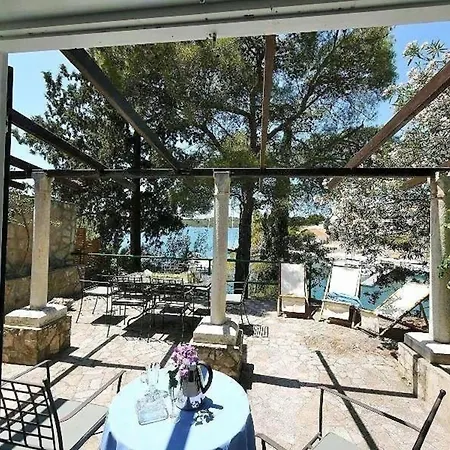 Mit Moderner Einrichtung Sowie Einer Terrasse Mit Toller Aussicht Oberhalb Eines Yachthafens Prázdninový dům